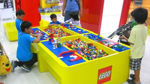 Kids playing Legos